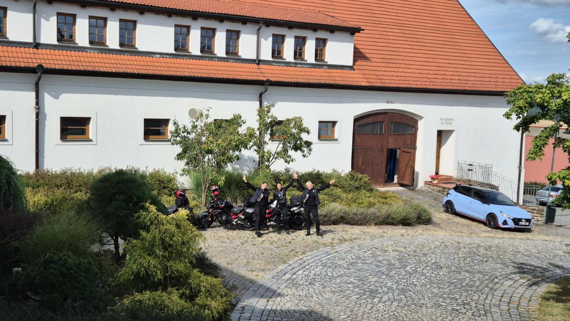 Hotelový a jezdecký areál Dvůr Krutěnice Esterno foto
