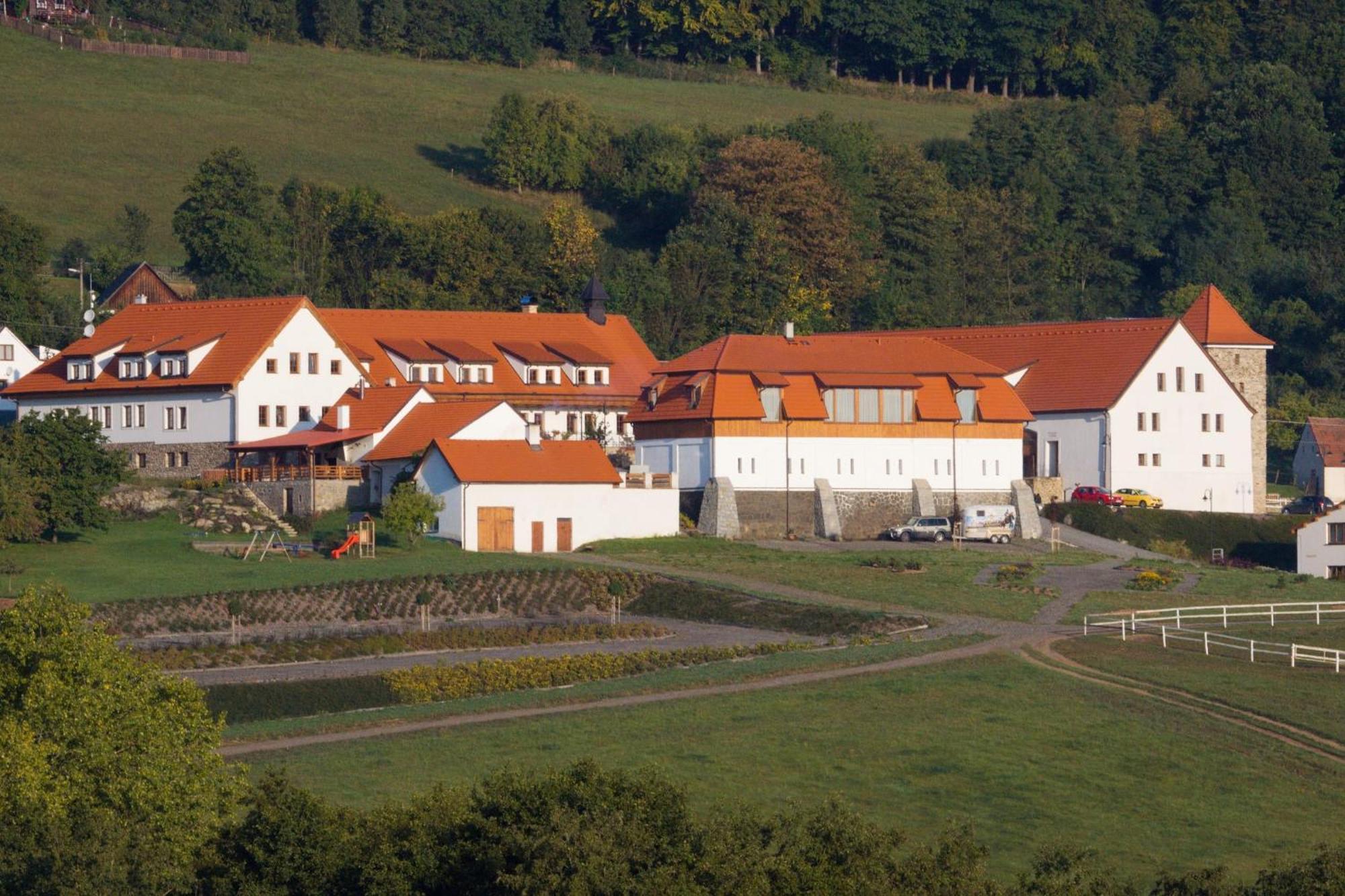 Hotelový a jezdecký areál Dvůr Krutěnice Esterno foto